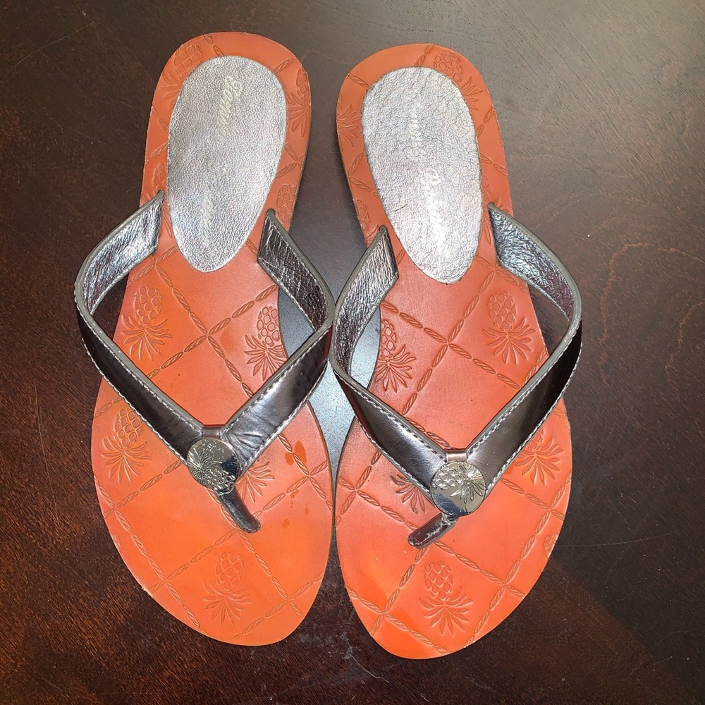 Tommy Bahama Havana pewter metallic leather flip flops sandals size 5